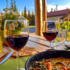 Zum Feierabend gibt es einen Wok mit einem Glas Rotwein