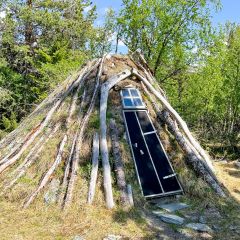 Die historische Schul-Kate der Sami steht öffentlich zugänglich in Arådalen