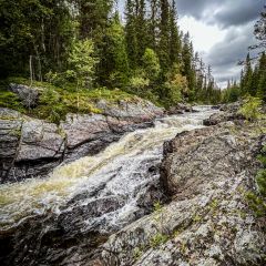 Stromschnellen im kleinen Canyon am Fluss Arån