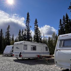 Gleich drei Wohnwagen nebeneinander auf dem Campingplatz in Schweden